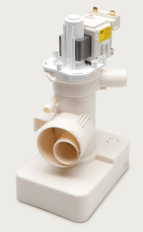 Quando a água não sai, nem escoa, a avaria pode situar-se na bomba de água. Os preços de uma nova variam entre € 17,69 e 48,25 euros.